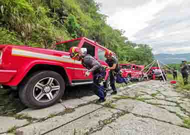 FERNO多功能救援支架系统参与某消防队进行山岳救援演习。